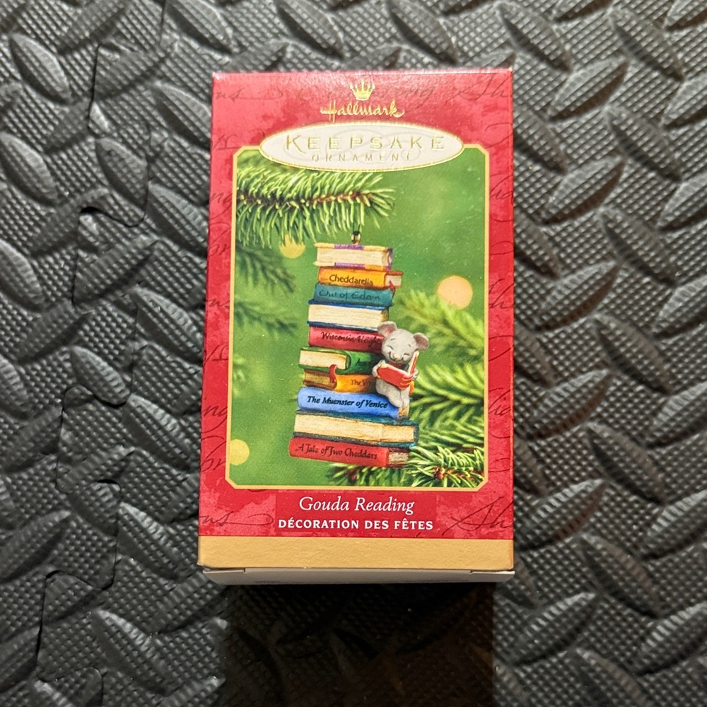 Hallmark Keepsake 2001 "Gouda Reading" ornament